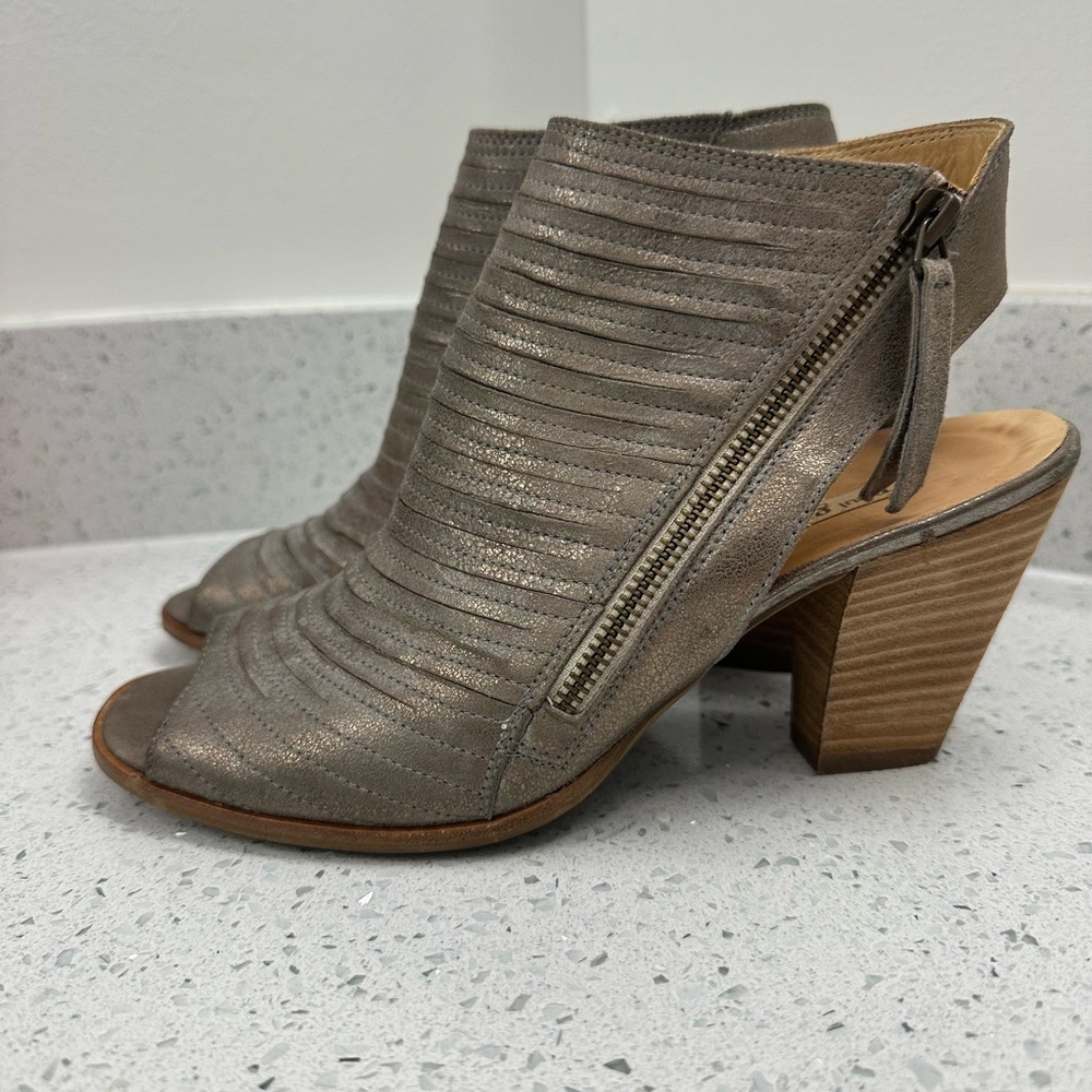 Size 6.5 leather peep toe heels - Paul Green
